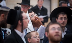 Centenas de judeus se reunidos no Muro das Lamentações para clamar a Deus. (Foto: Flash90)