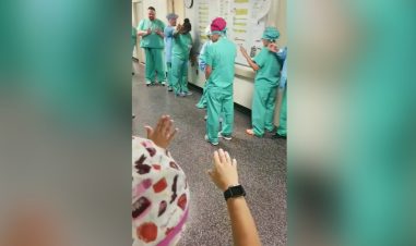 Enfermeiros orando em hospital