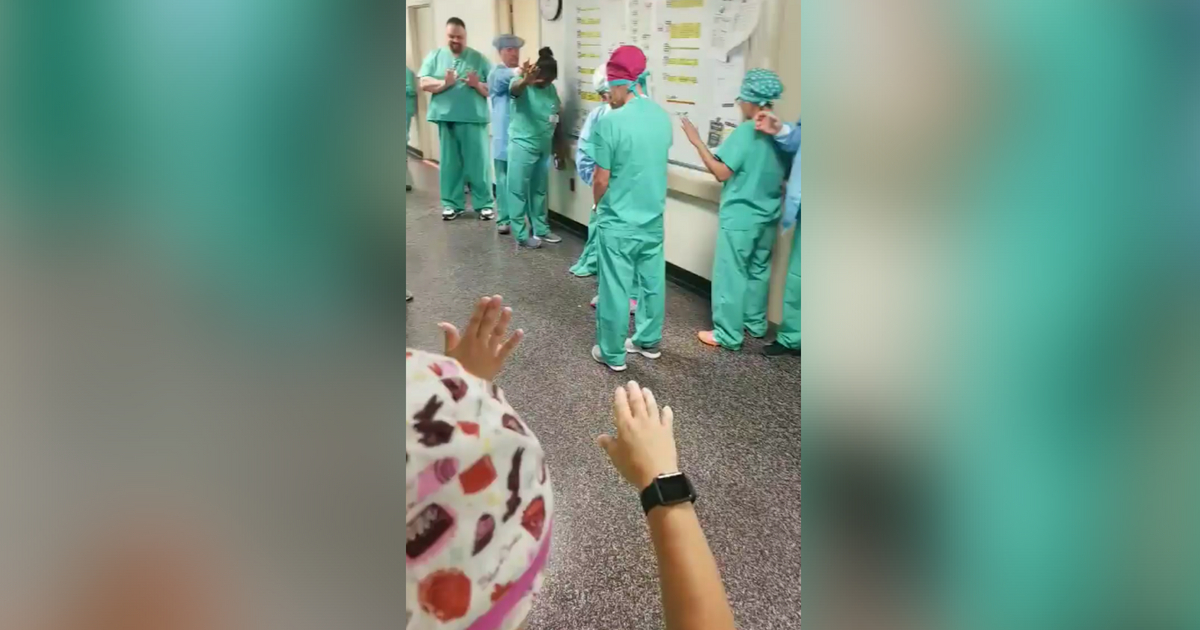 Enfermeiros orando em hospital