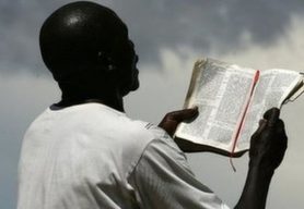 Homem lendo a Bíblia