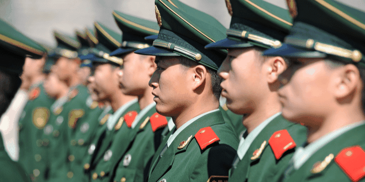 Soldados chineses em guarda na área de Tiananmen durante o 18º Congresso Nacional da China, em Pequim. (Foto: Reprodução/Shutterstock)